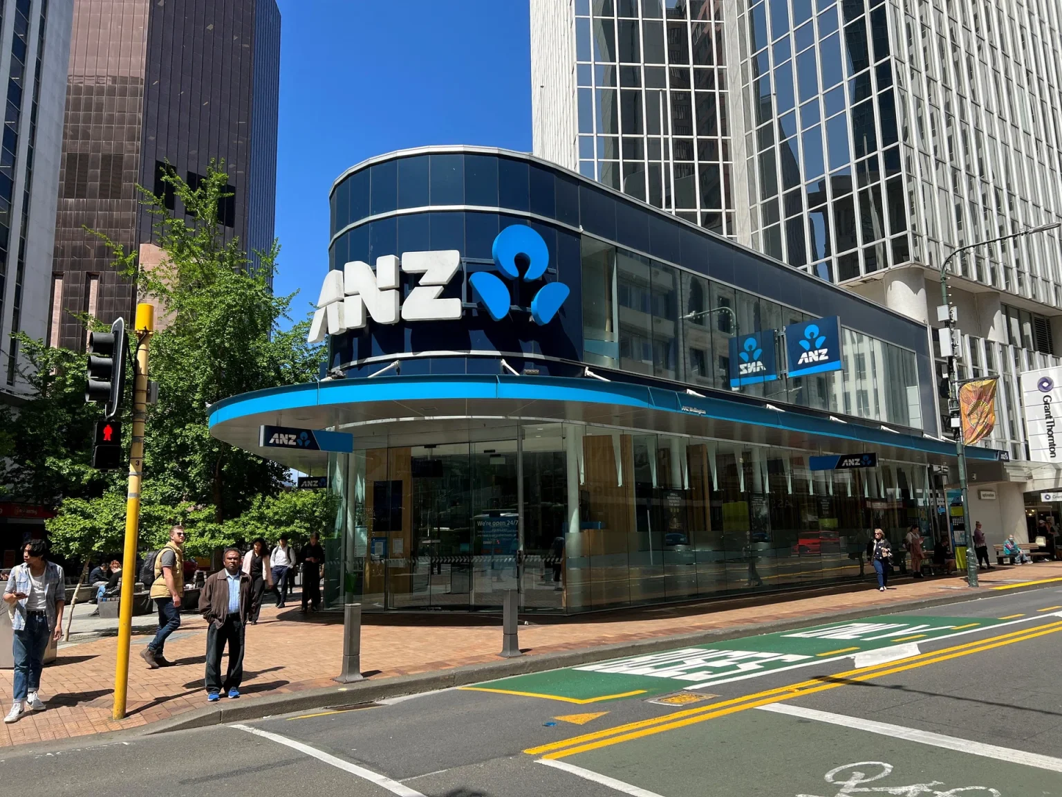 ANZ starts cutting jobs in institutional banking division