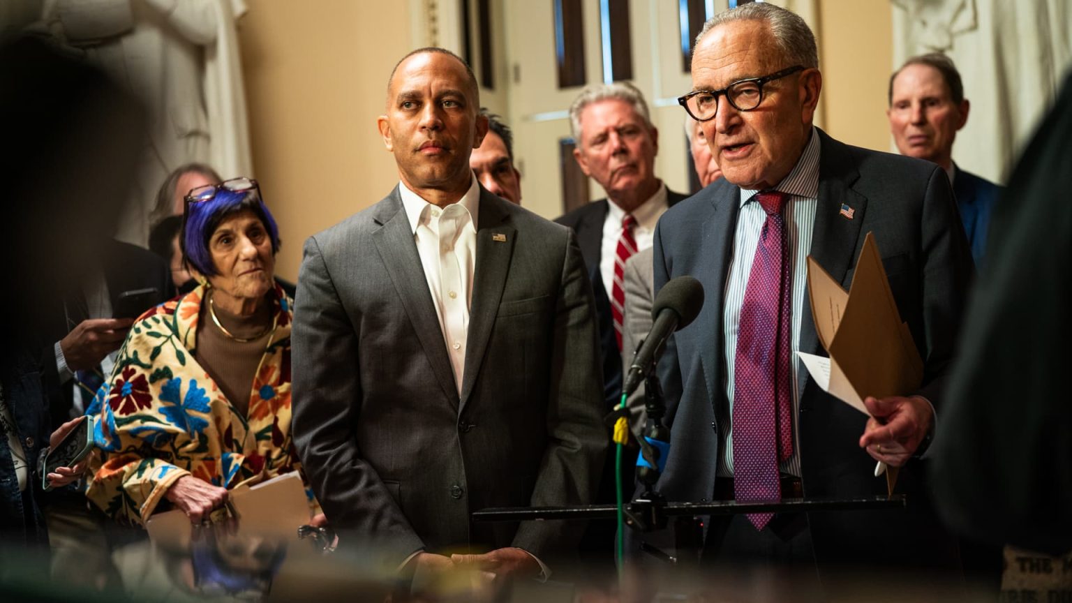 Trump to meet Democrats as government shutdown risk grows