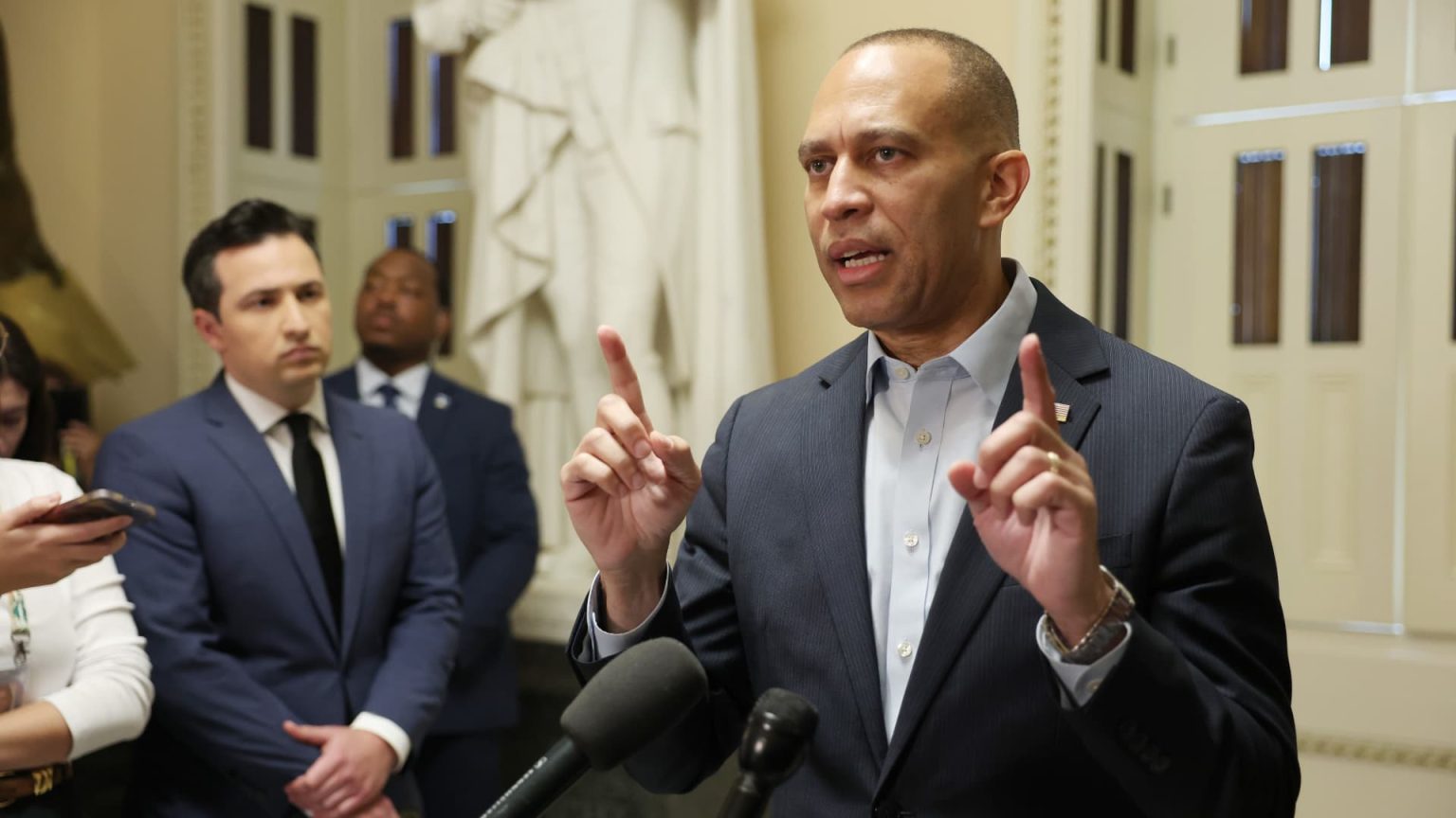 Democrats set to meet Trump on government shutdown