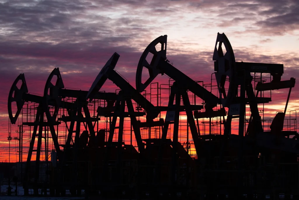 Oil settles higher on weaker US dollar and Russian supply disruptions