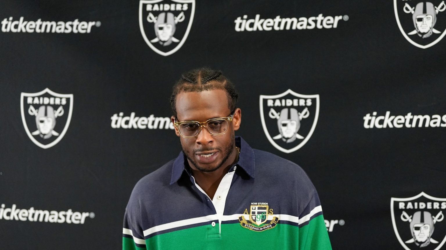 Raiders’ Pete Carroll stands by Geno Smith despite costly interceptions