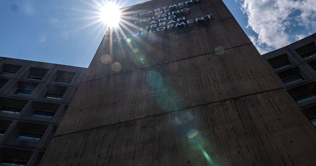 Government website blames shutdown on “radical left.” Ethics group calls it a “blatant violation.”